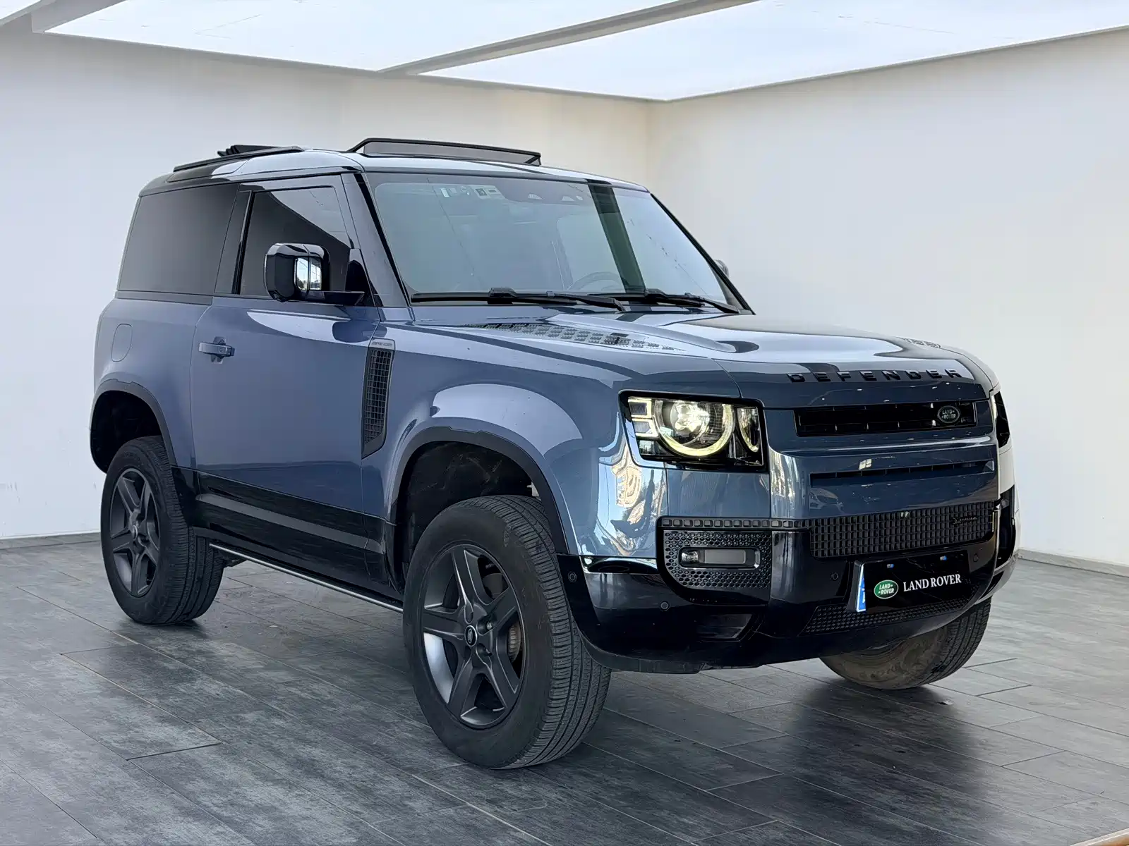 Photo 4 - Land Rover Defender