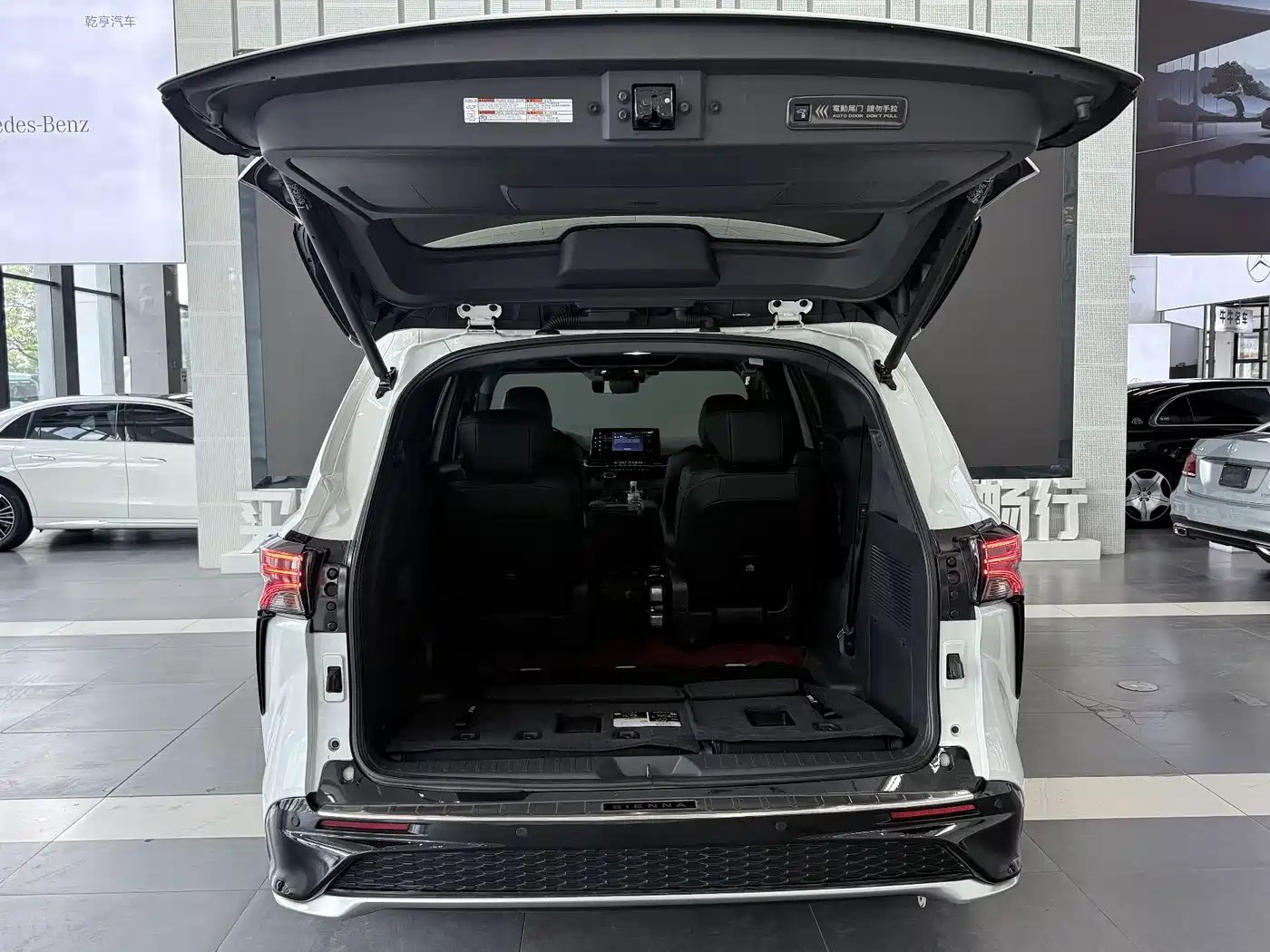 Photo 20 - Toyota Granvia
