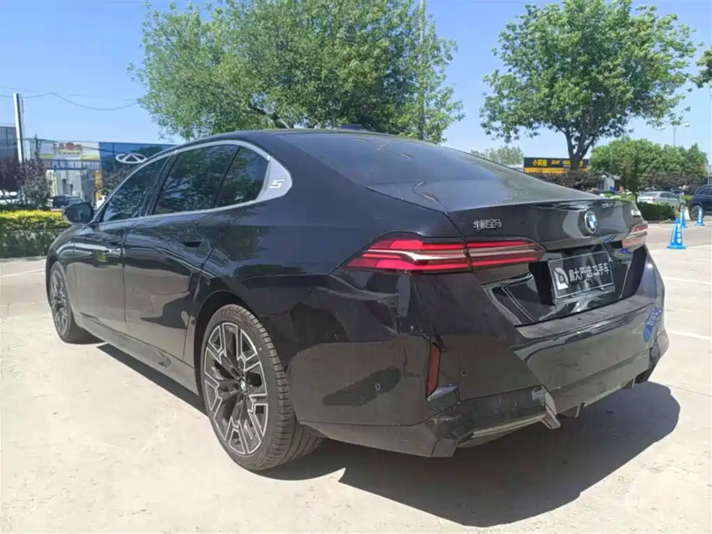 BMW 5 Series 2025 530Li Premium M Sport Package фото 9
