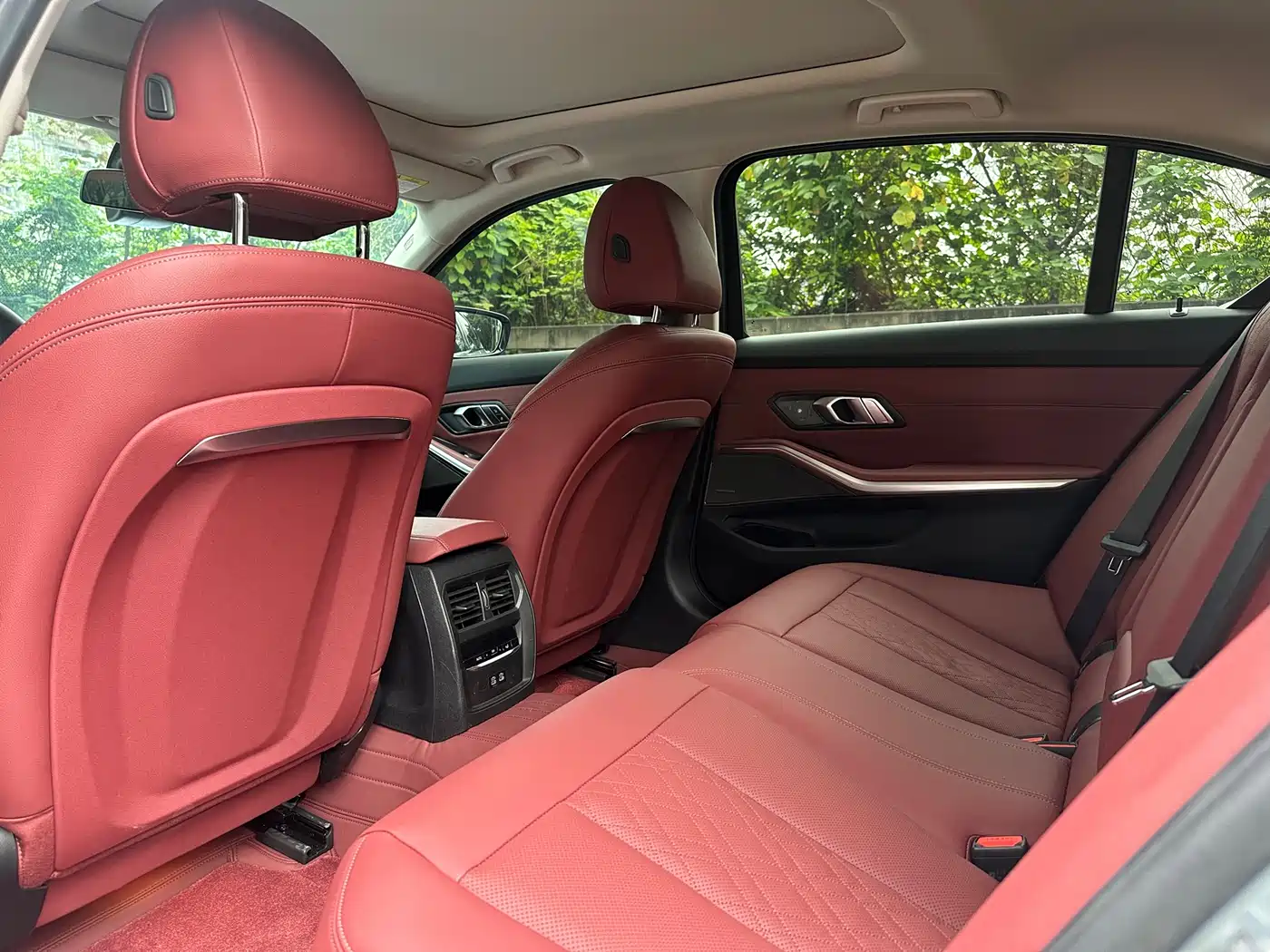BMW 3 Series 2026 330Li M Sport Shadowline Package фото 14
