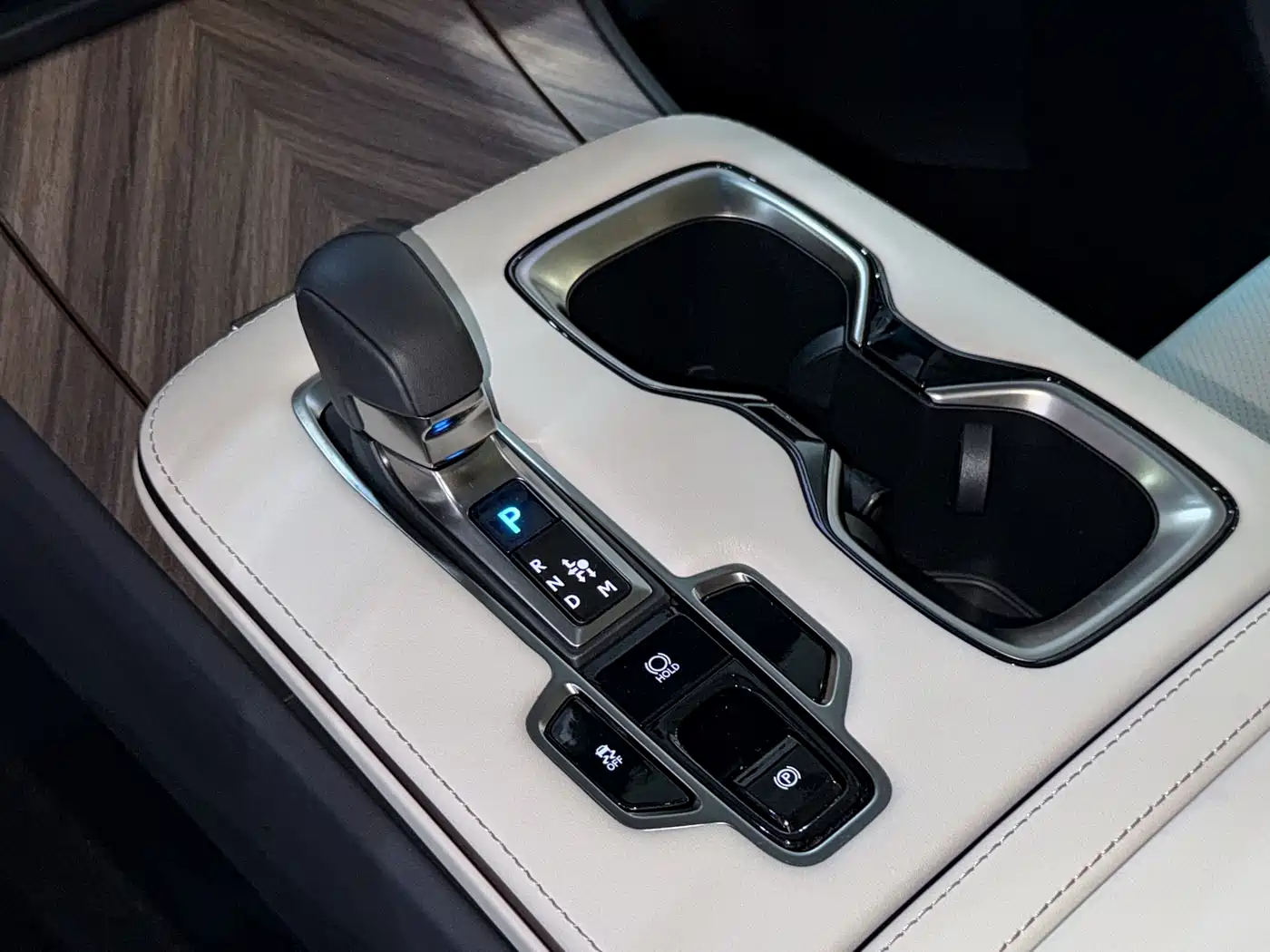 Lexus LM 2023 500h 6-Seater Prestige Edition фото 13