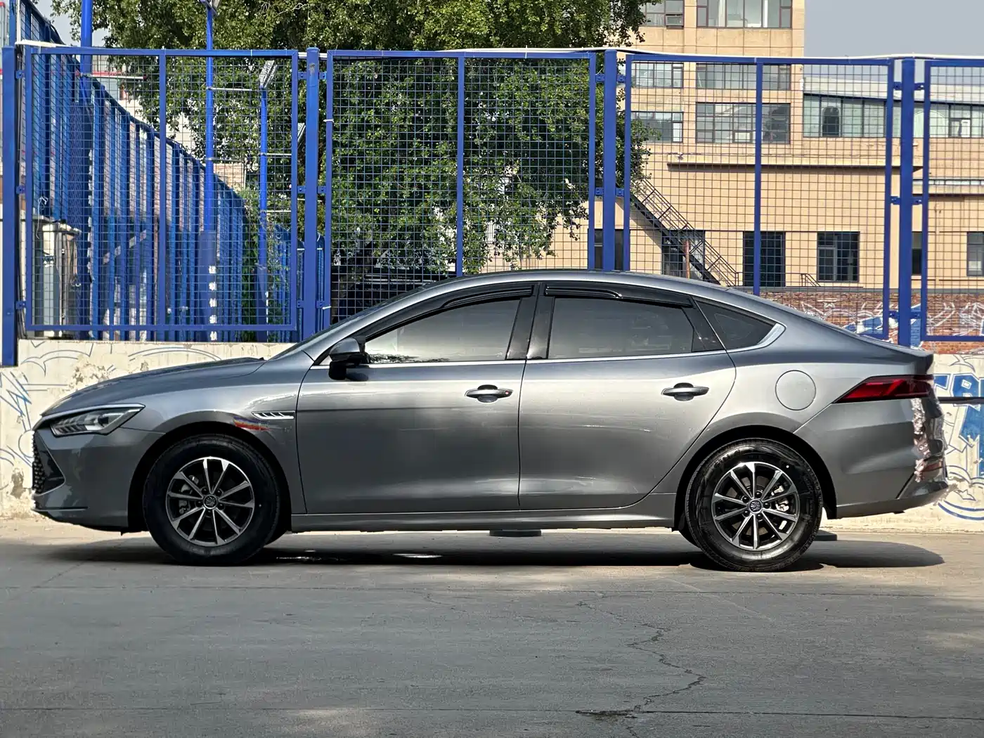 BYD Qin PLUS 2024 Glory Edition DM-i 55KM Leading фото 15