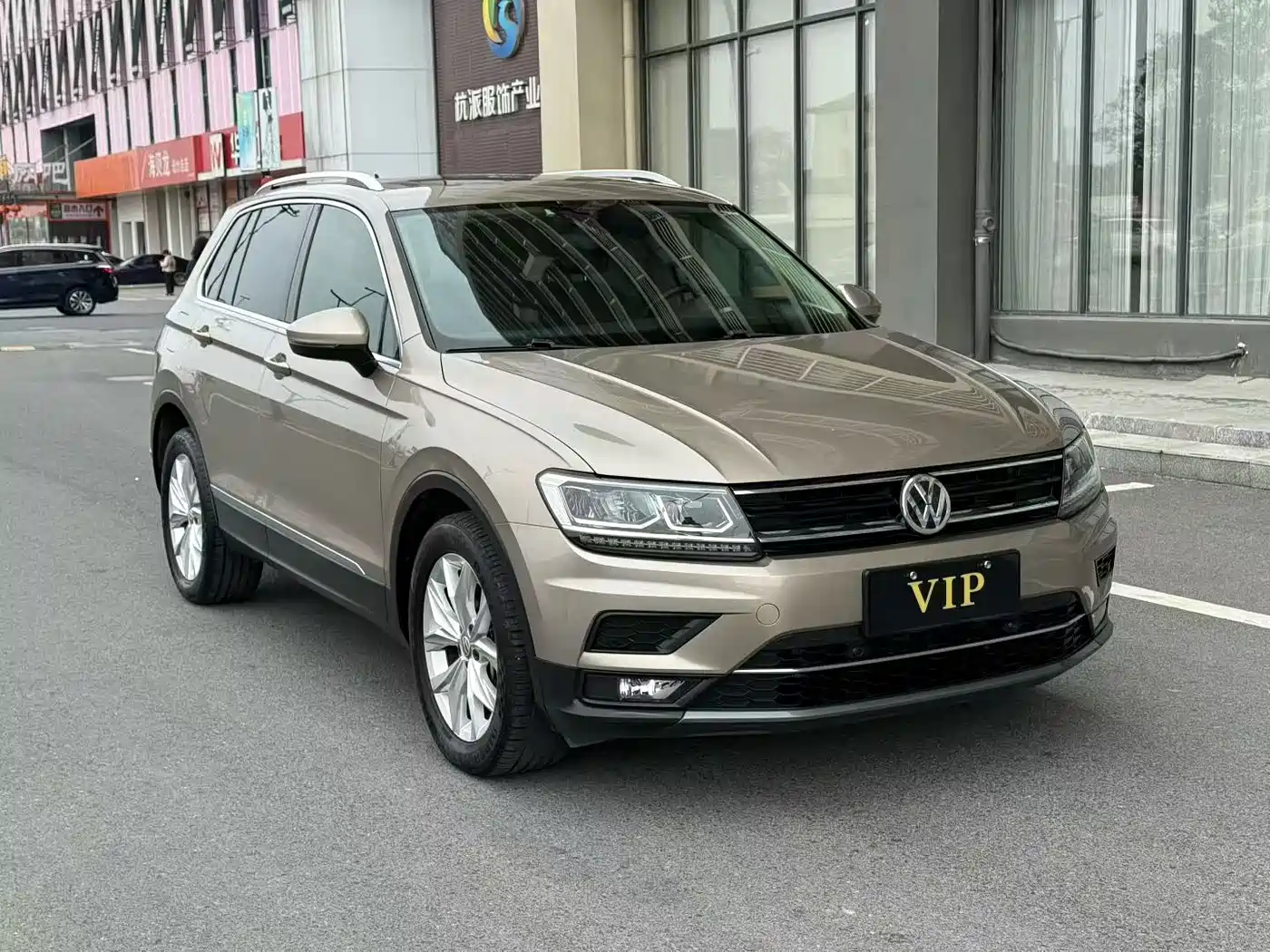 VOLKSWAGEN TIGUAN