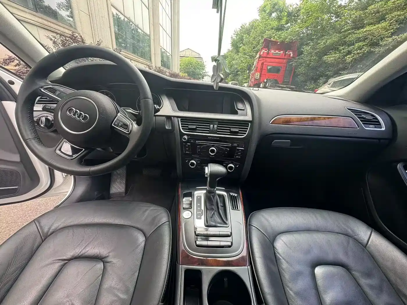 Audi A4L 2016 35 TFSI Collector's Edition S line Comfort фото 4