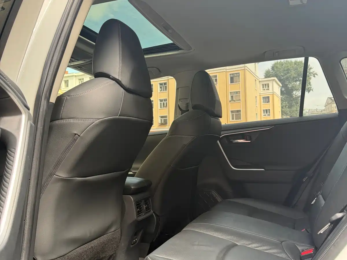 Фото 6 - Toyota RAV4