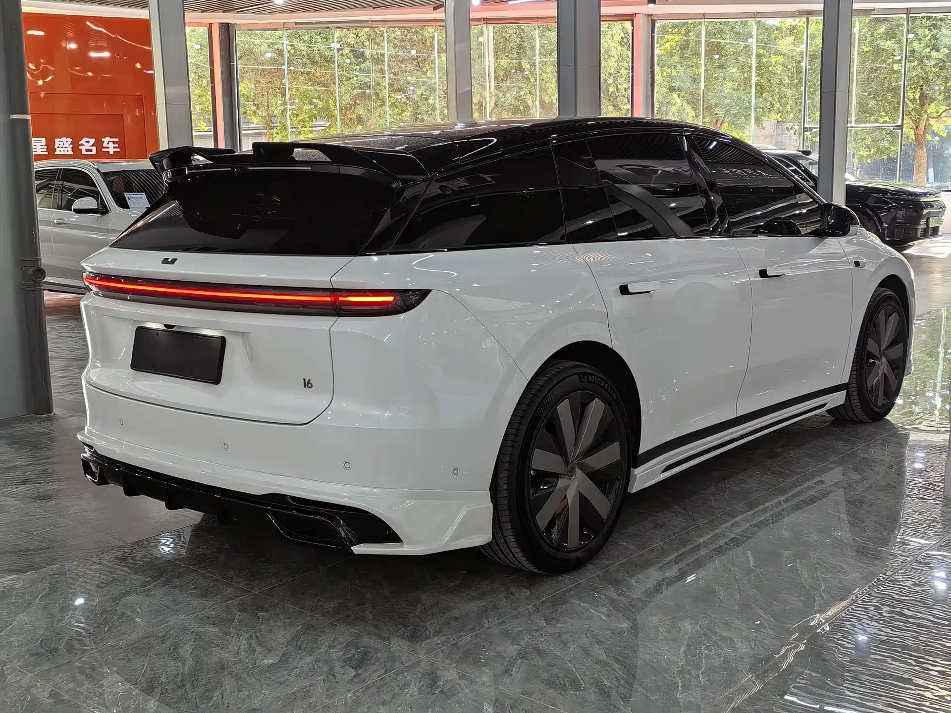 Фото 4 - Li Auto i6