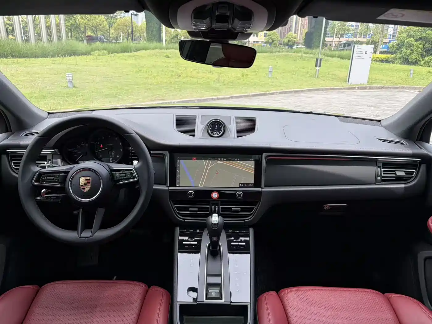PORSCHE MACAN
