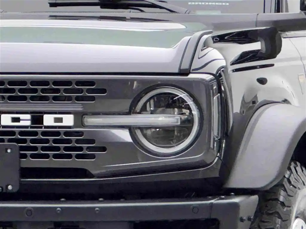 Photo 3 - Ford Bronco