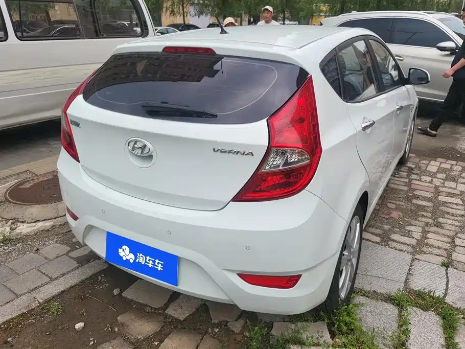 Hyundai Reina 2014 Model 1.4L Automatic GLX фото 3