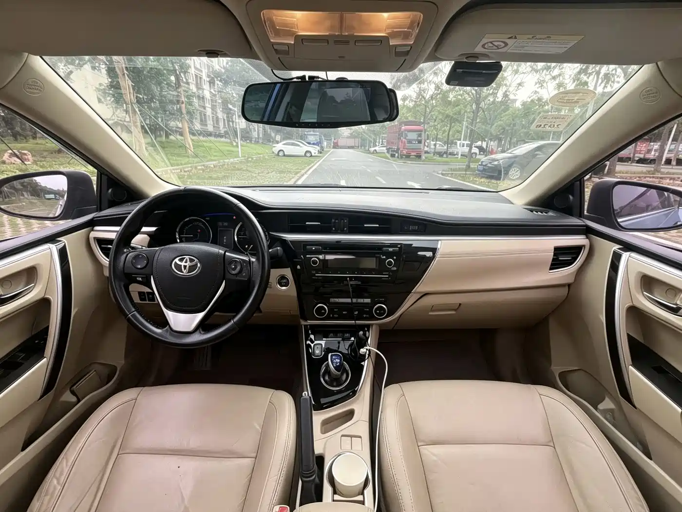 Toyota Corolla 2016 Dual Hybrid 1.8L E-CVT Elite Edition фото 12
