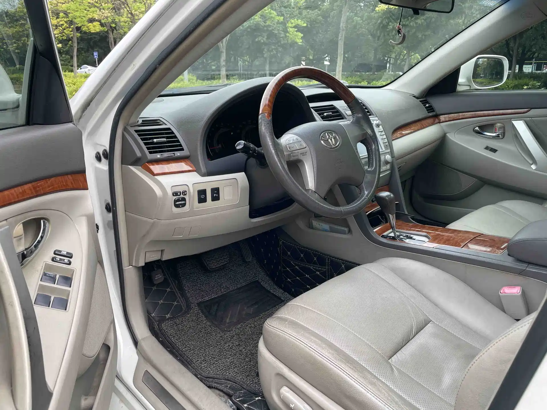 Фото 14 - Toyota Camry