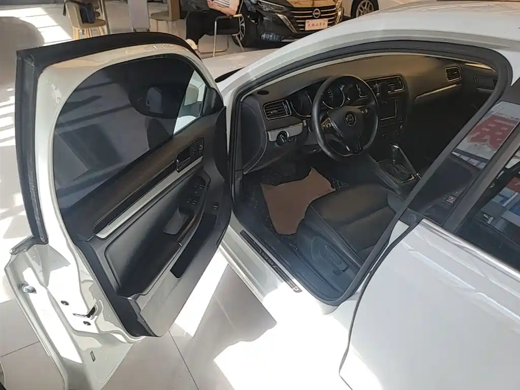 Volkswagen Sagitar 2018 1.6L Automatic Comfort фото 16