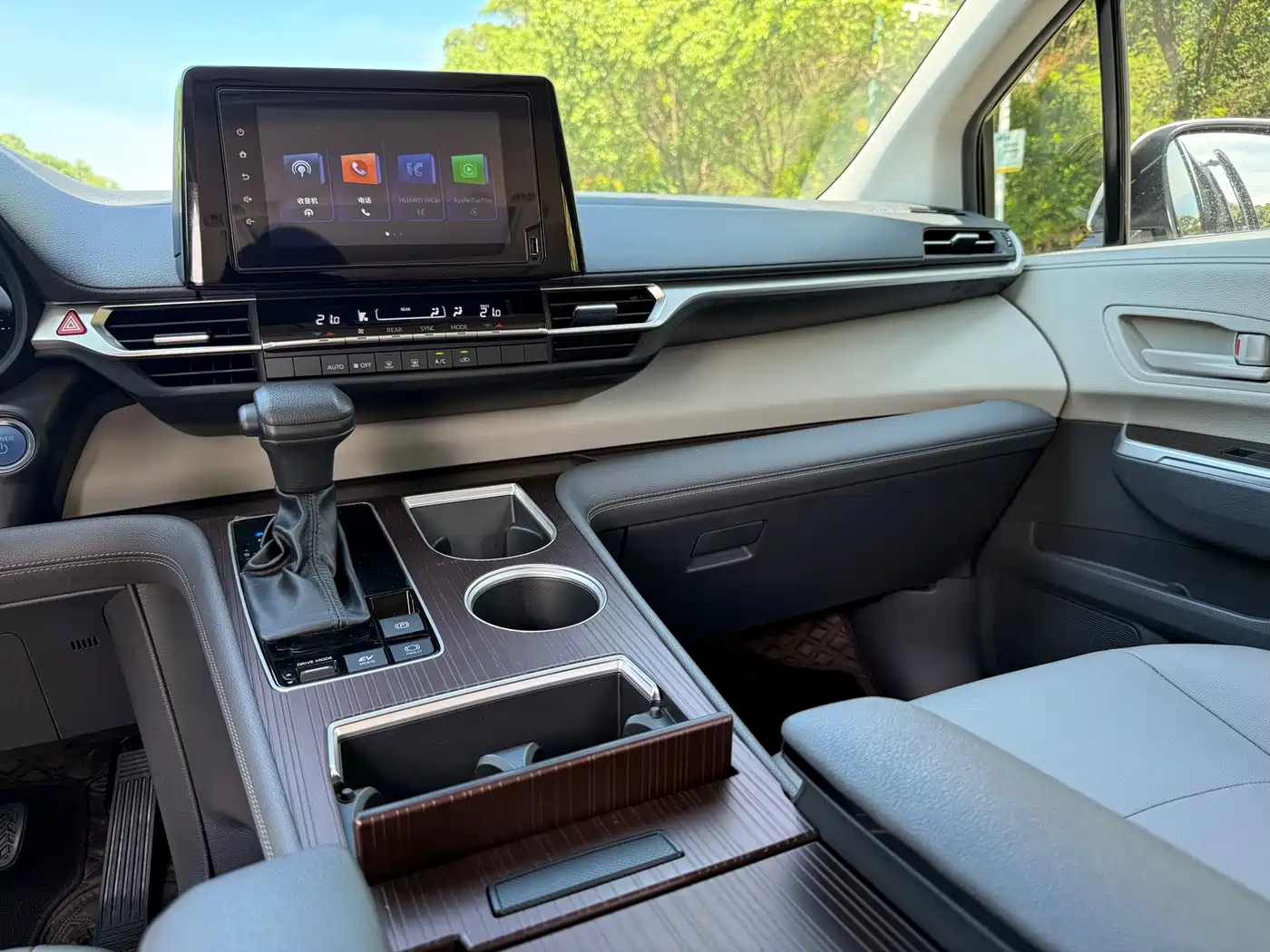 Toyota Granvia 2023 2.5L Hybrid Luxury Edition фото 13