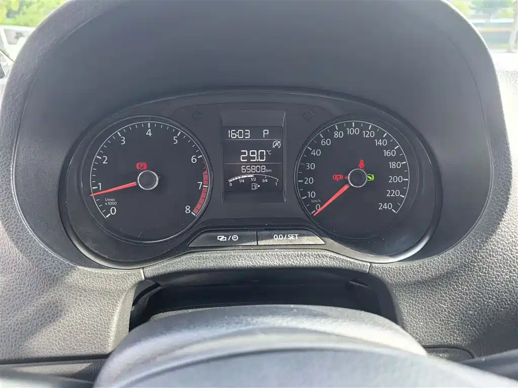 Volkswagen Polo 2018 1.5L Auto Safe Drive фото 11