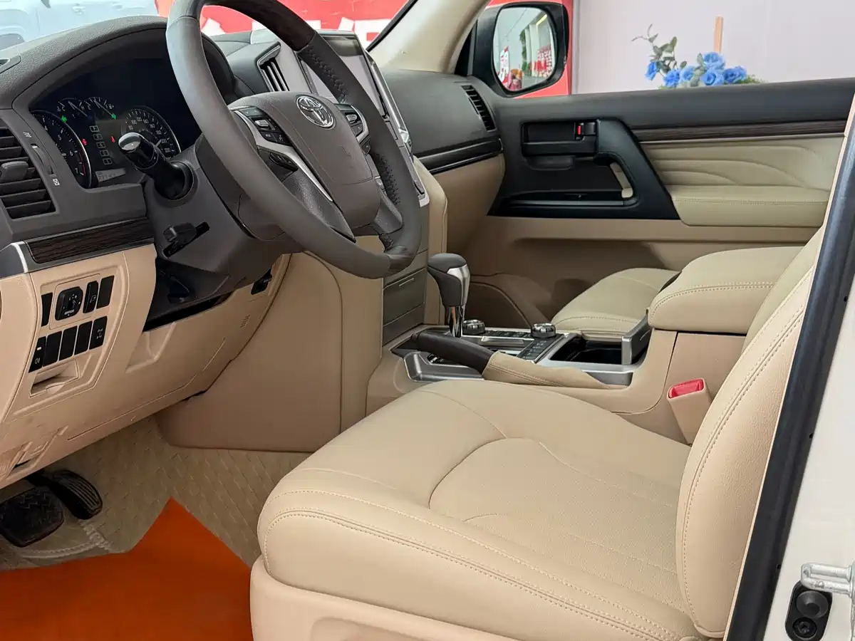 Toyota Land Cruiser (Import) 2015 4.0L V6 Middle East Limited Edition фото 4