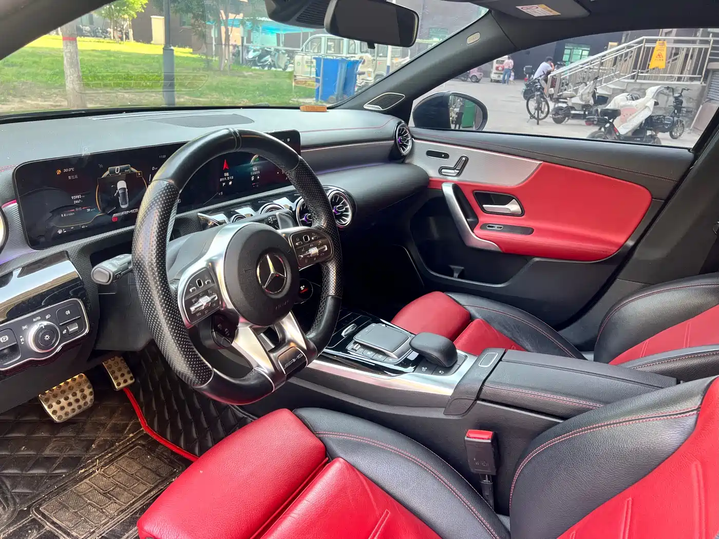 Mercedes-Benz A-Class AMG 2021 AMG A 35 L 4MATIC Blazing Night Special Edition фото 9