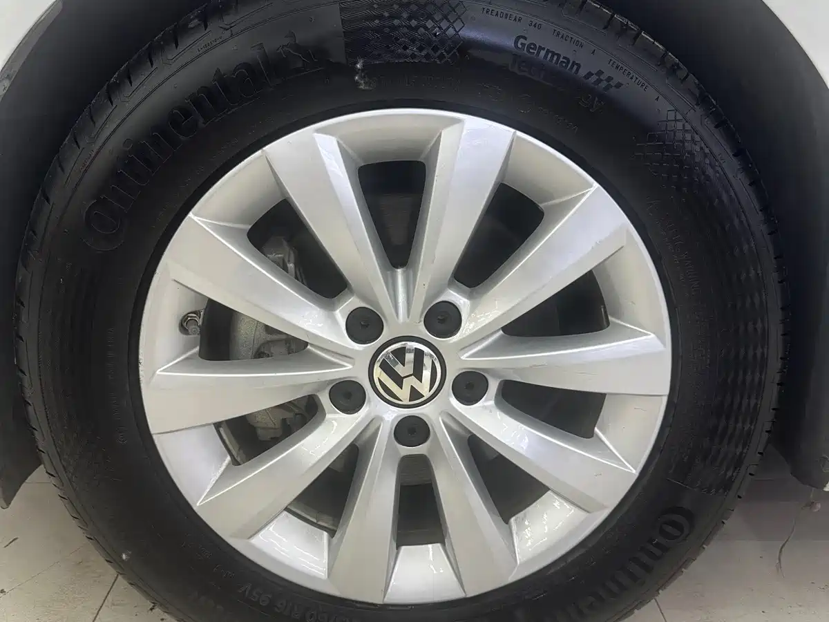 Volkswagen Beetle 2016 Model 180TSI Club Edition фото 7
