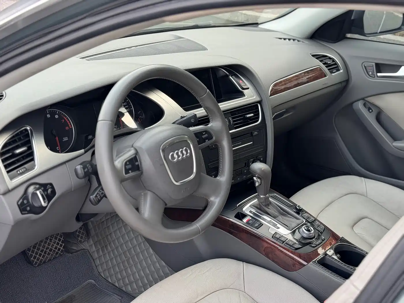 Audi A4L 2010 2.0 TFSI Comfort фото 13