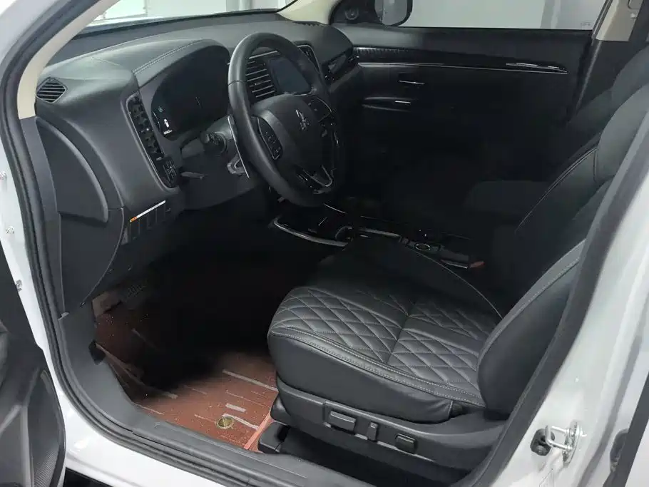 Фото 9 - Mitsubishi Outlander