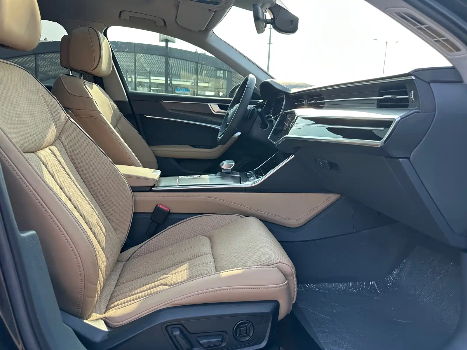 Фото 19 - Audi A6L