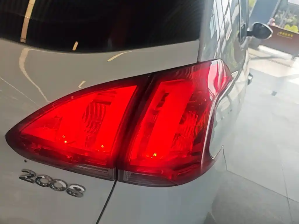 Photo 8 - Peugeot 2008