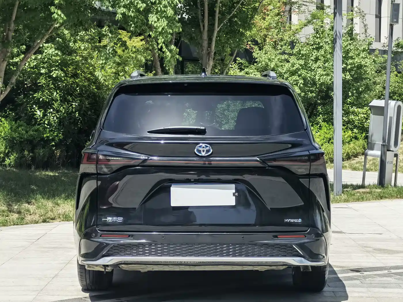 Toyota Granvia 2023 2.5L Hybrid Luxury Edition фото 6