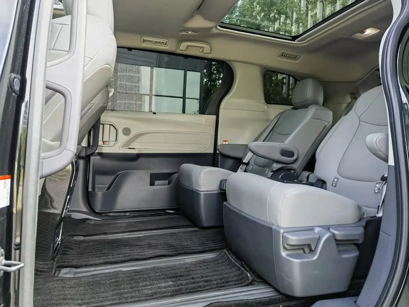 Toyota Granvia 2023 2.5L Hybrid Luxury Edition фото 19