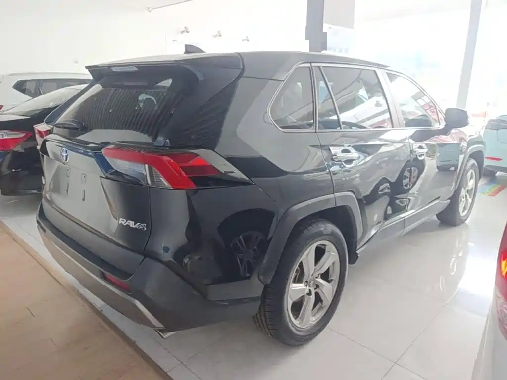 Фото 7 - Toyota RAV4