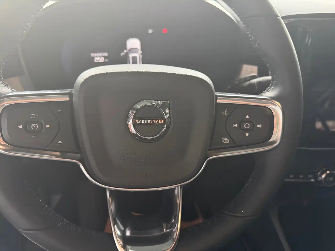 Фото 10 - Volvo XC40