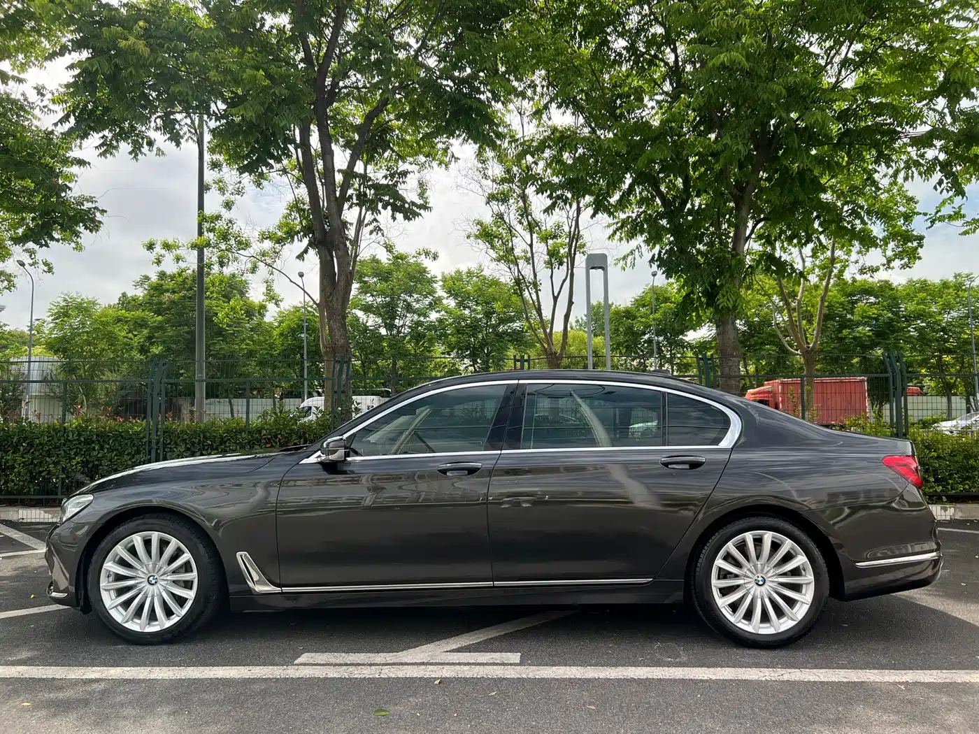 BMW 7 Series 2017 740Li Leading Edition фото 7