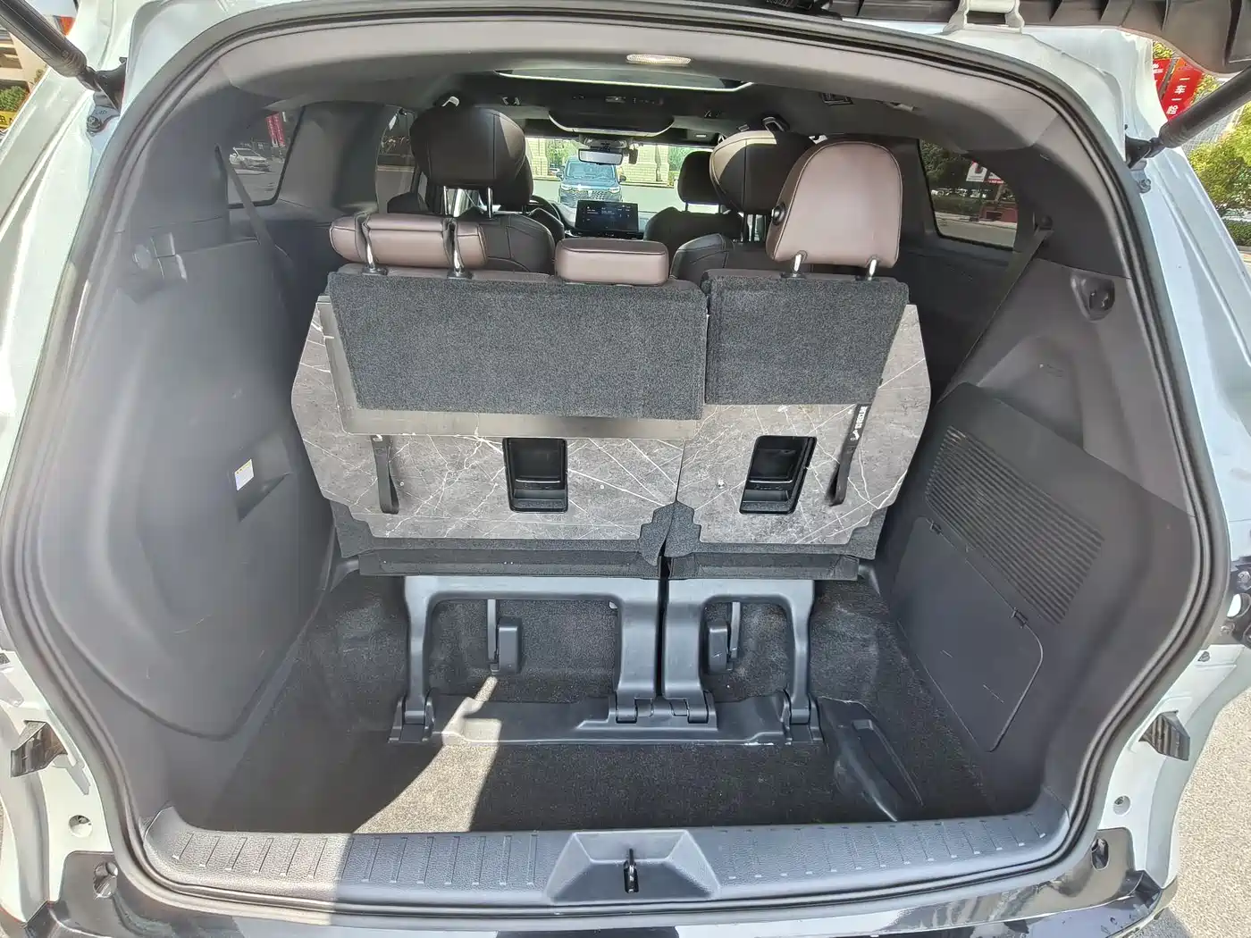 Toyota Sienna 2023 2.5L Hybrid Platinum Edition фото 15
