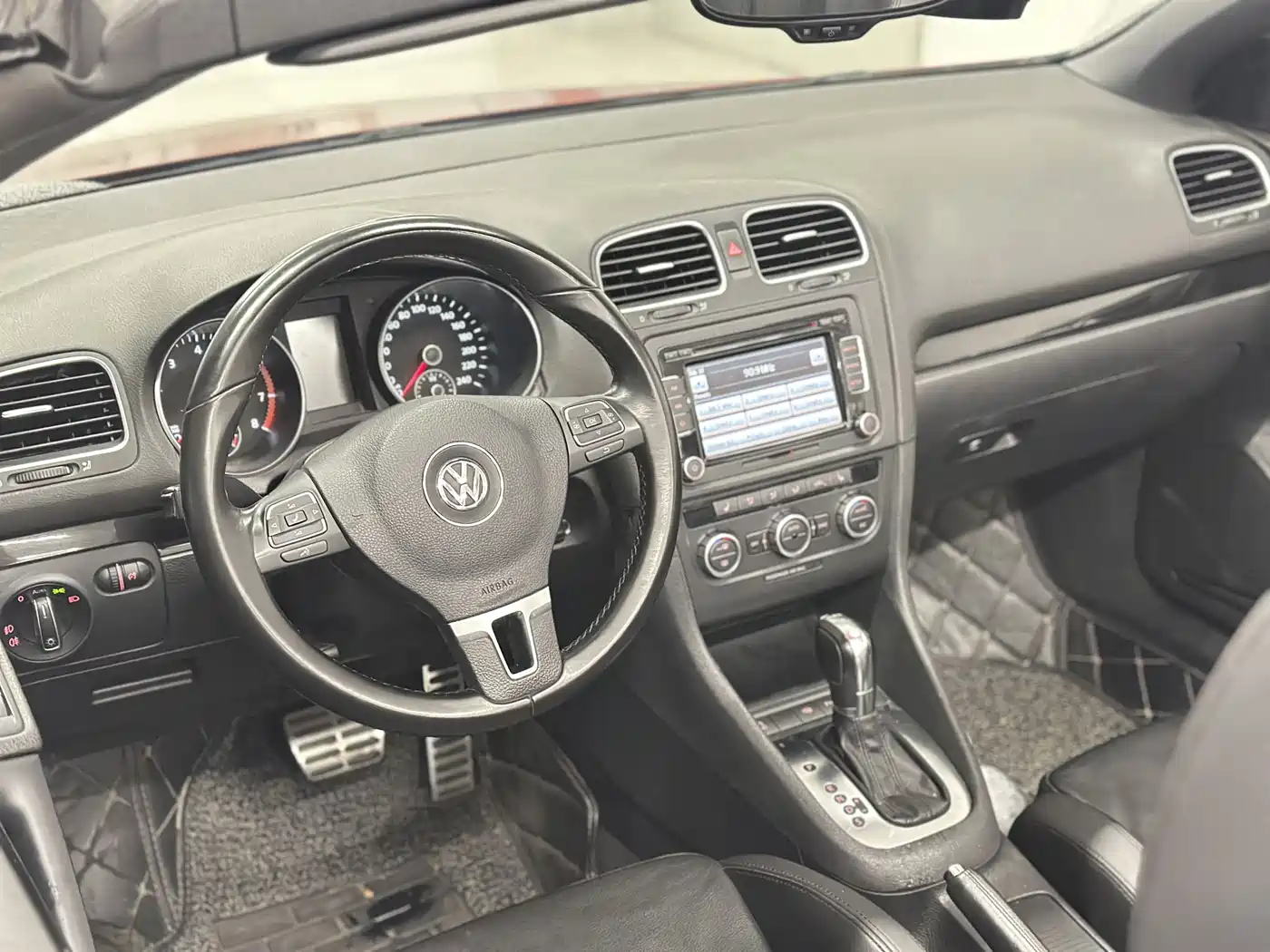 Volkswagen Golf (Import) 2012 1.4TSI Luxury Convertible Edition фото 8