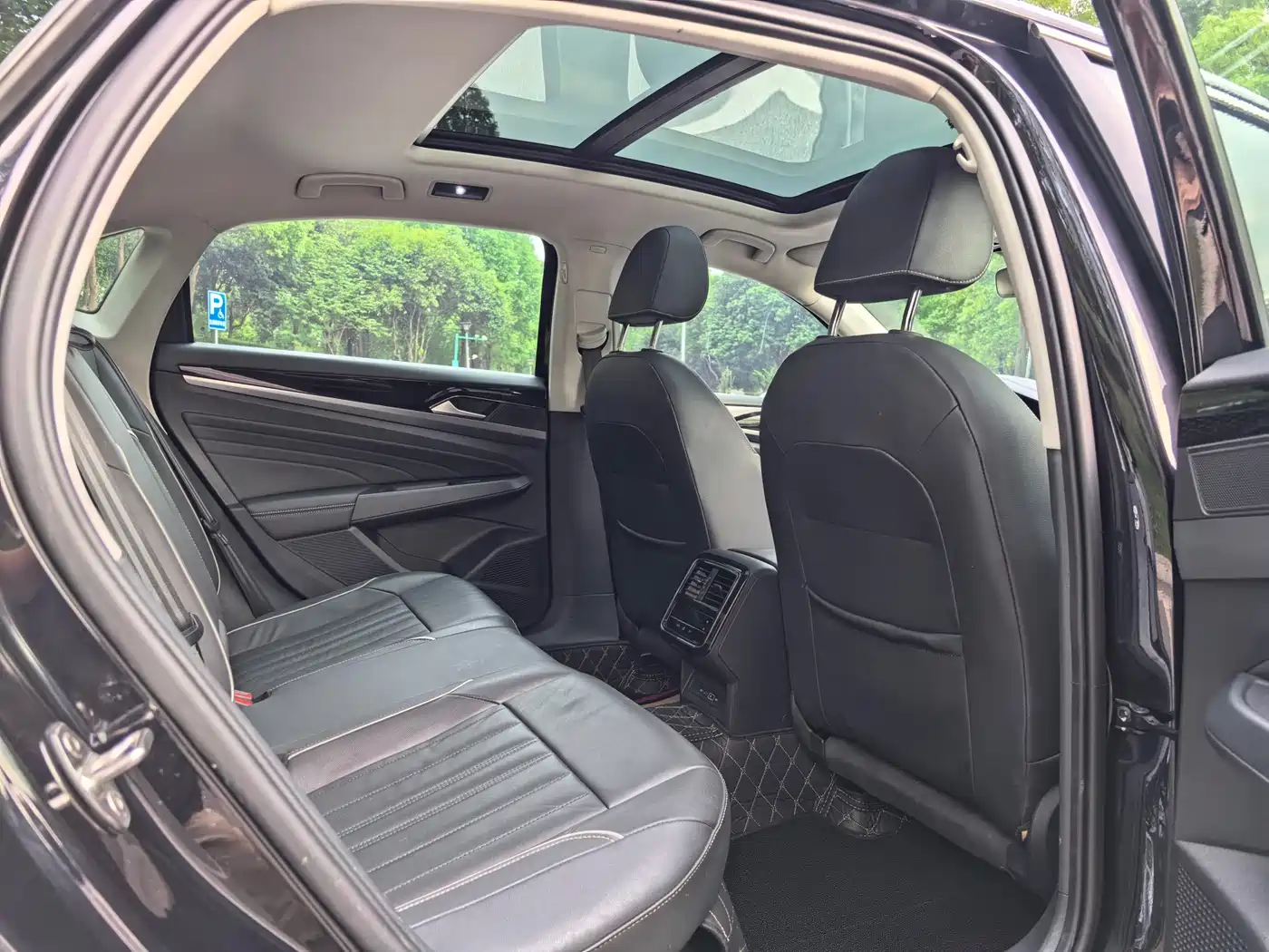 Volkswagen Passat 2022 330TSI Starlight Elite Edition фото 13