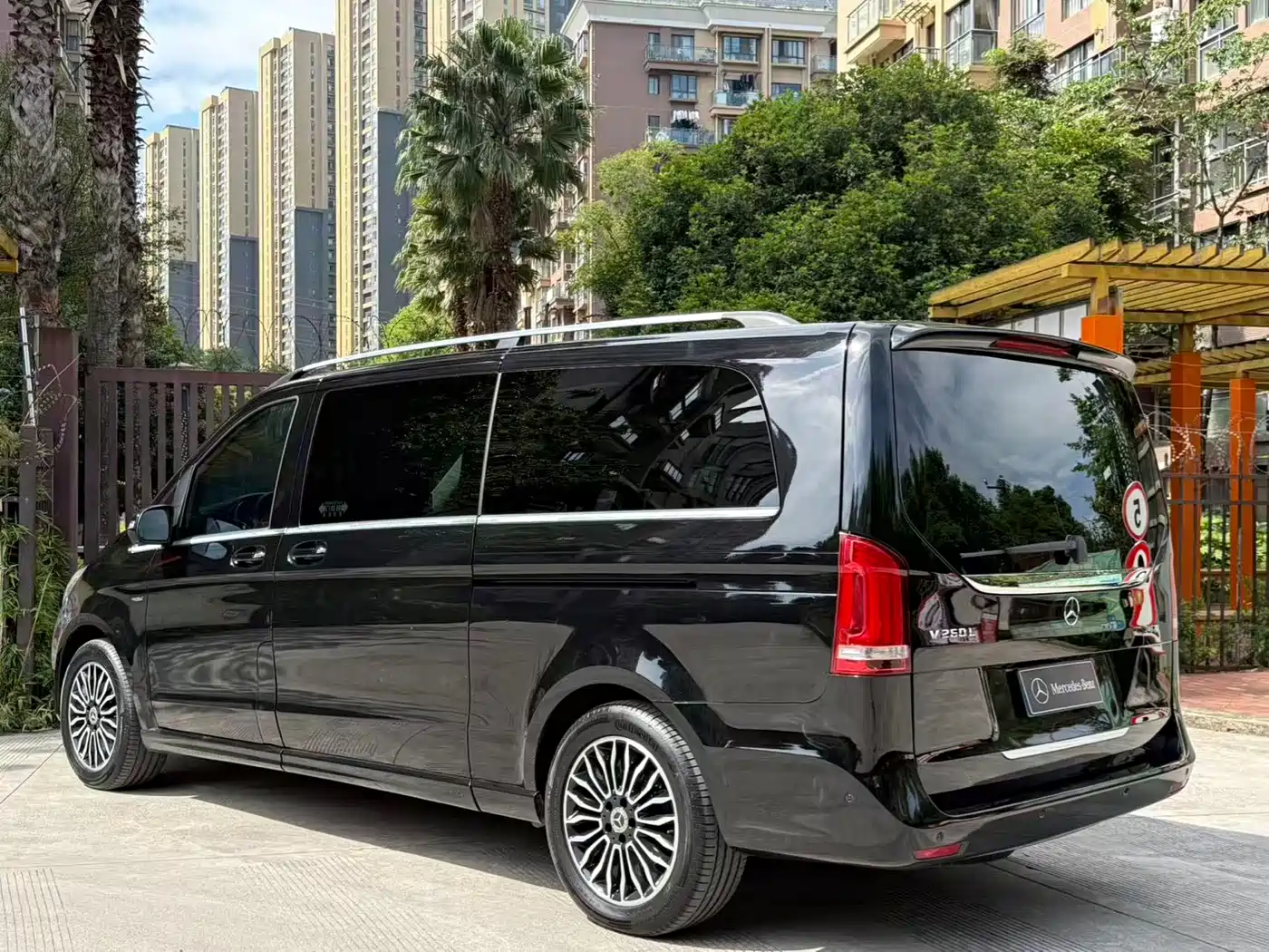 Mercedes-Benz V-Class 2018 V 260 L Premium Long Wheelbase Edition China VI фото 39