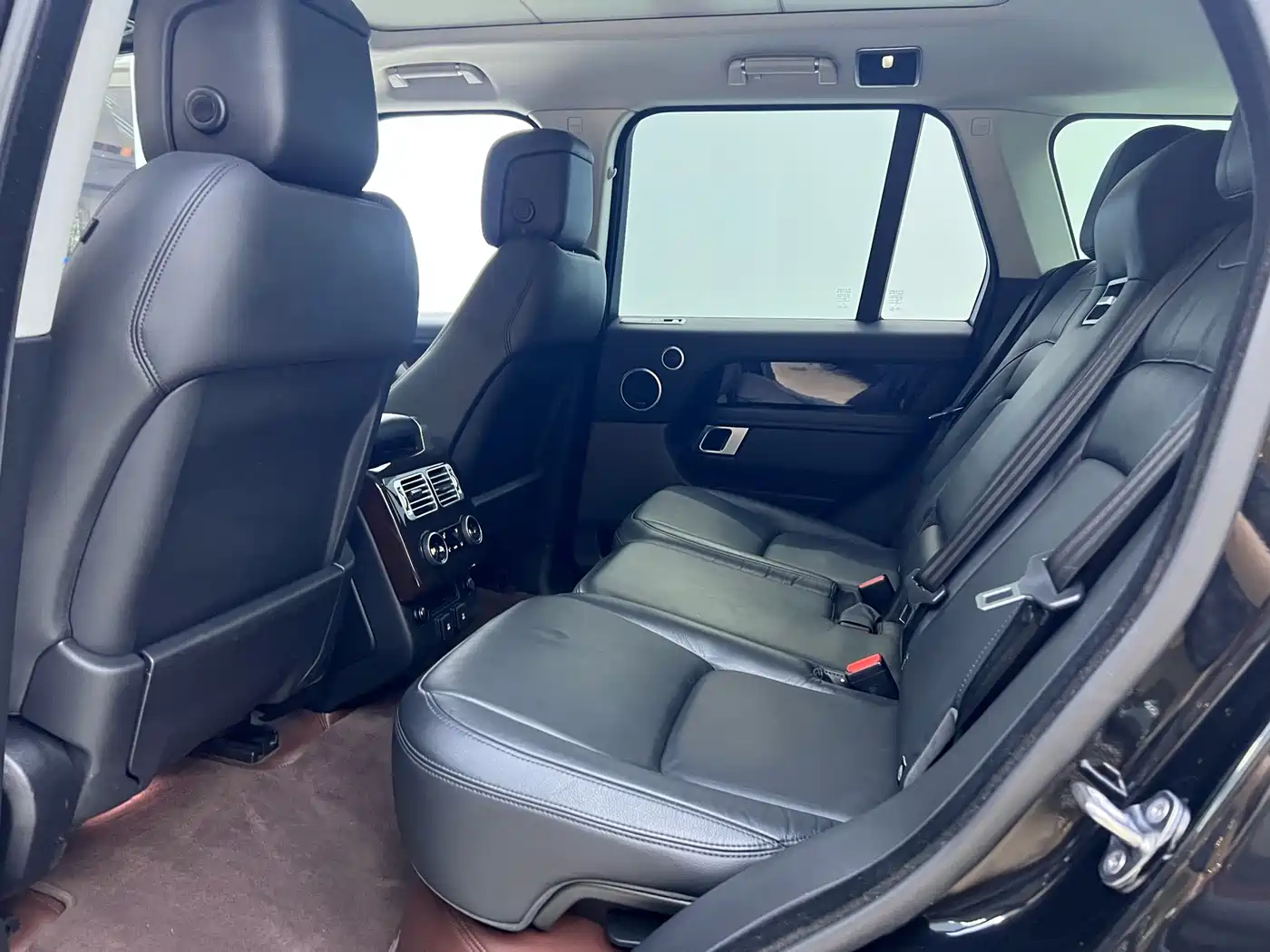 Land Rover Range Rover 2021 3.0 L6 Golden Age Edition фото 19