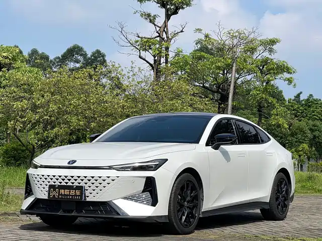 Changan UNI-V 2024 1.5T Deluxe — фото 1