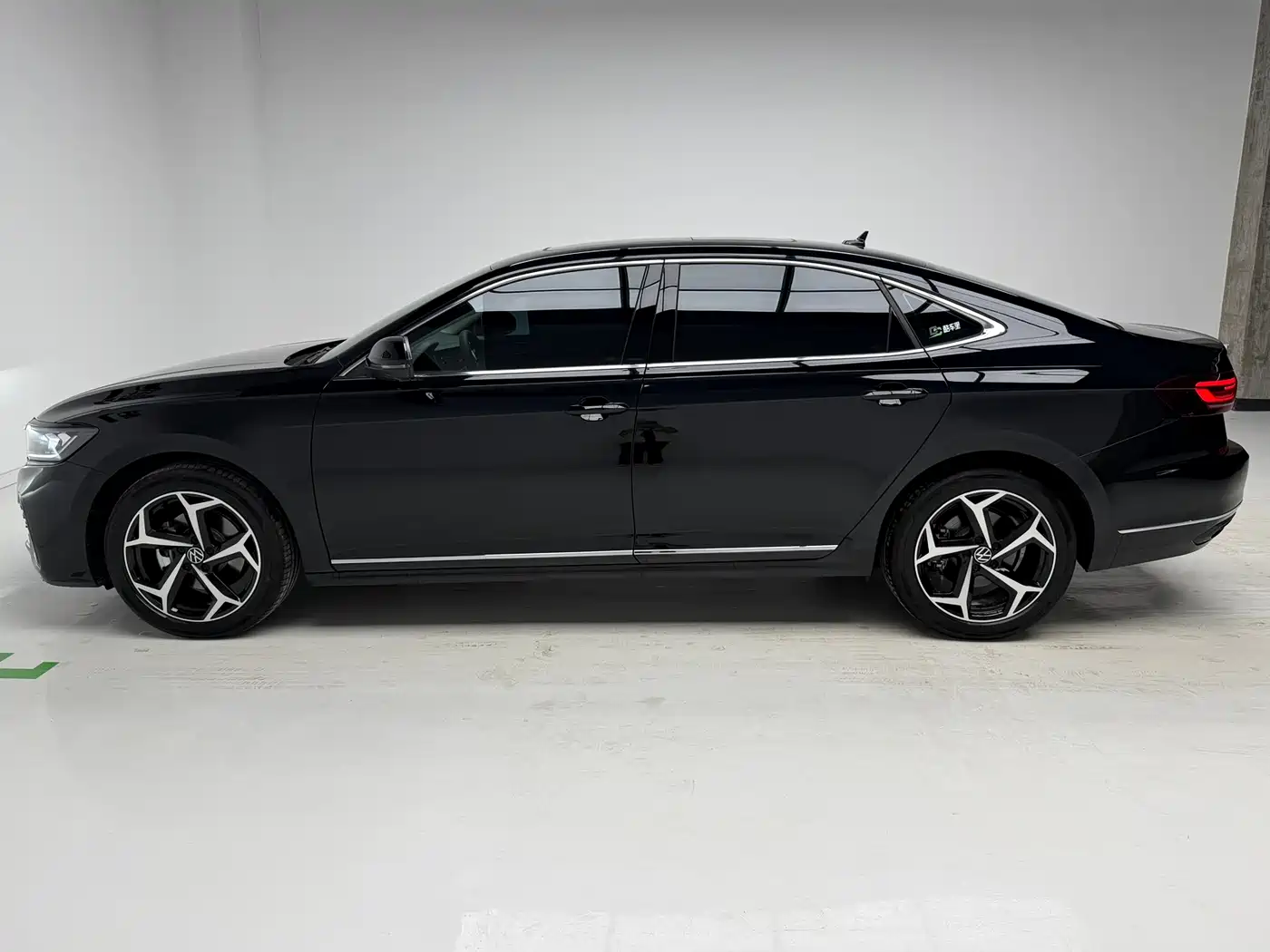Volkswagen Passat 2025 Outstanding 330TSI Starlight Elite Edition фото 9