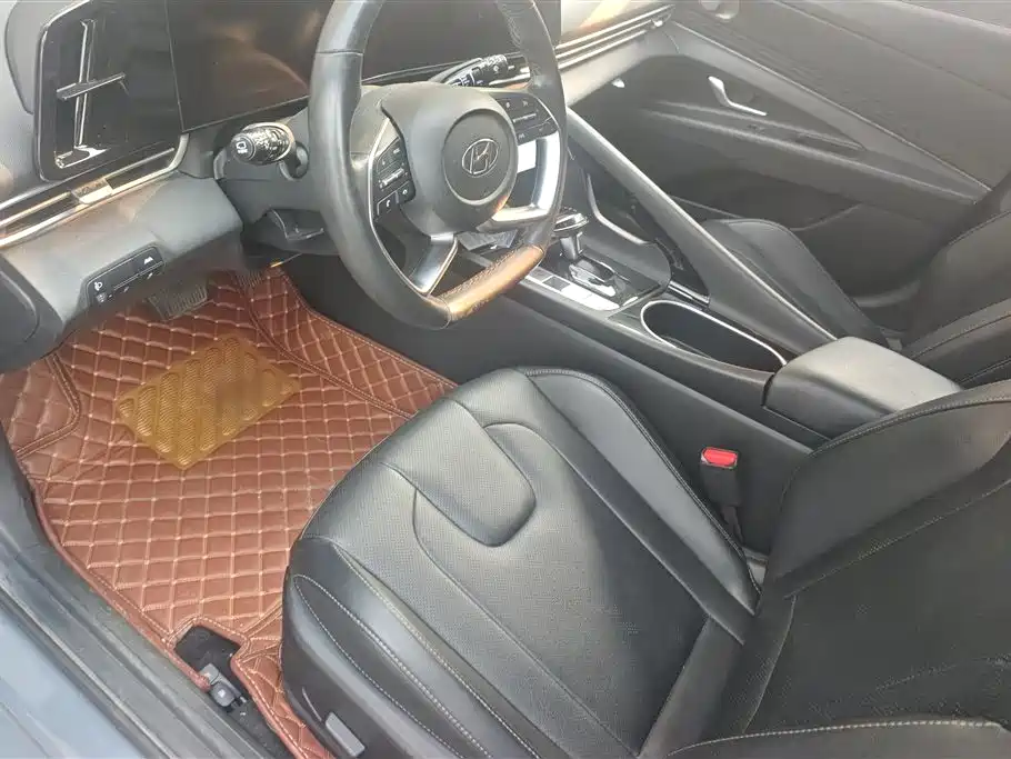 Hyundai Elantra 2021 1.5L CVT LUX Premium Edition фото 9