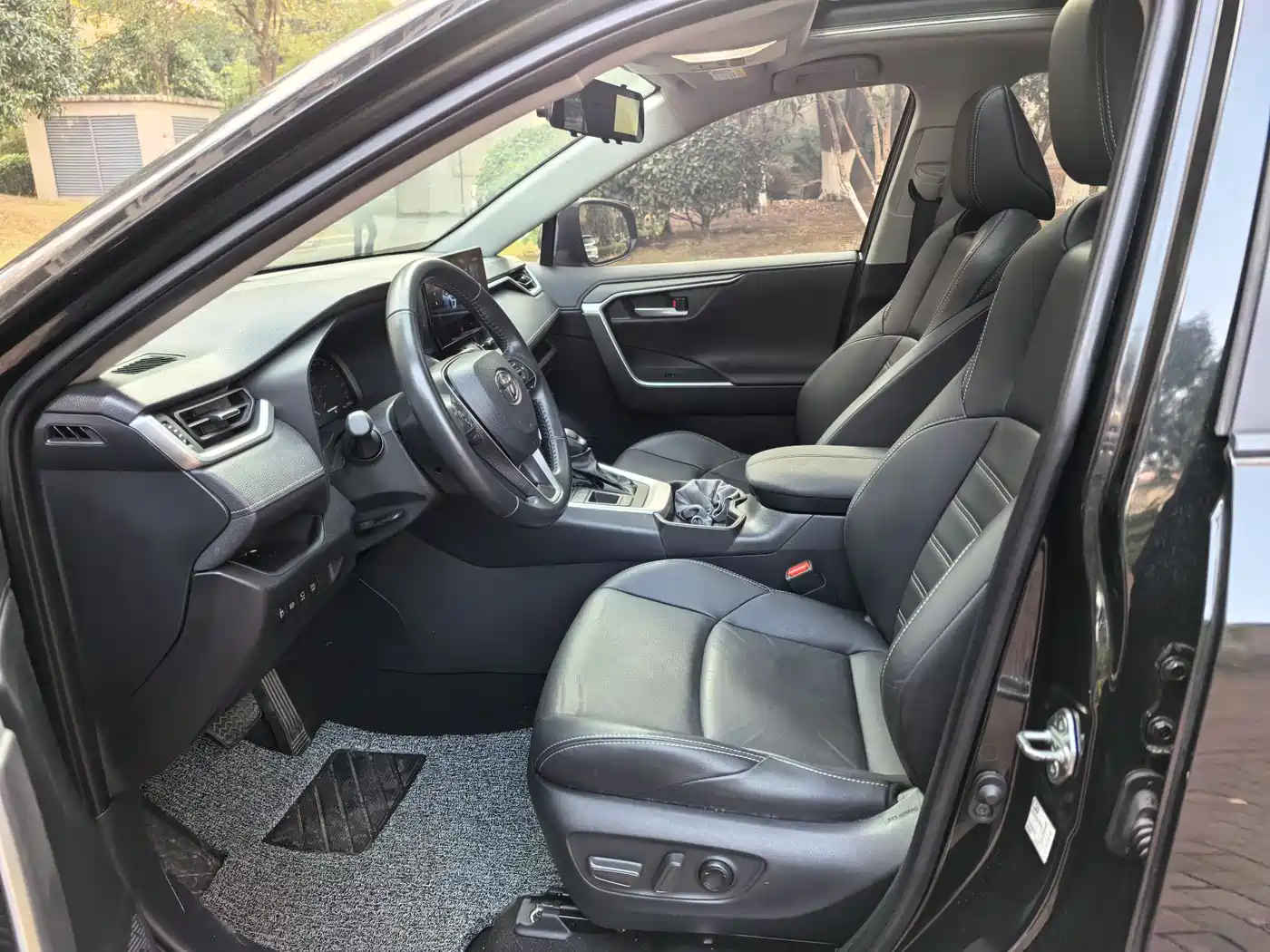 Toyota Wildlander 2023 Hybrid 2.5L E-CVT FWD Luxury PLUS Edition фото 4