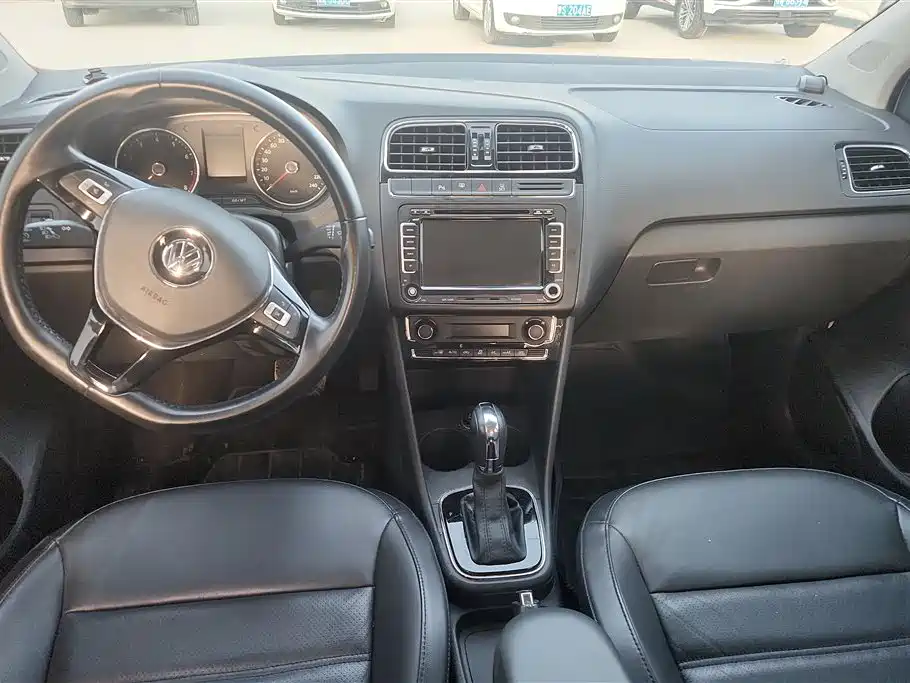 Volkswagen Polo 2014 1.6L Automatic Luxury Edition фото 12