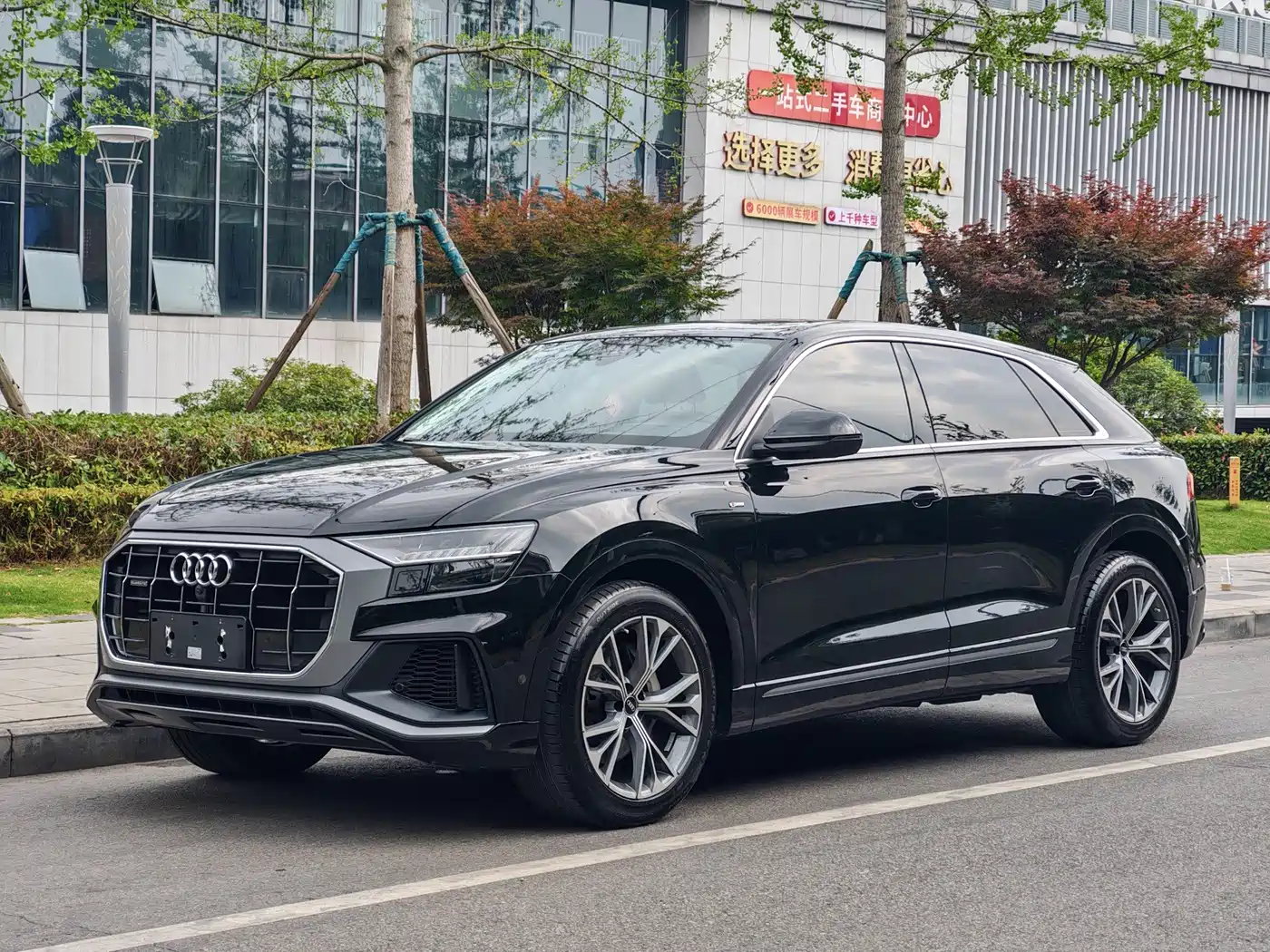 Фото 1 - Audi Q8