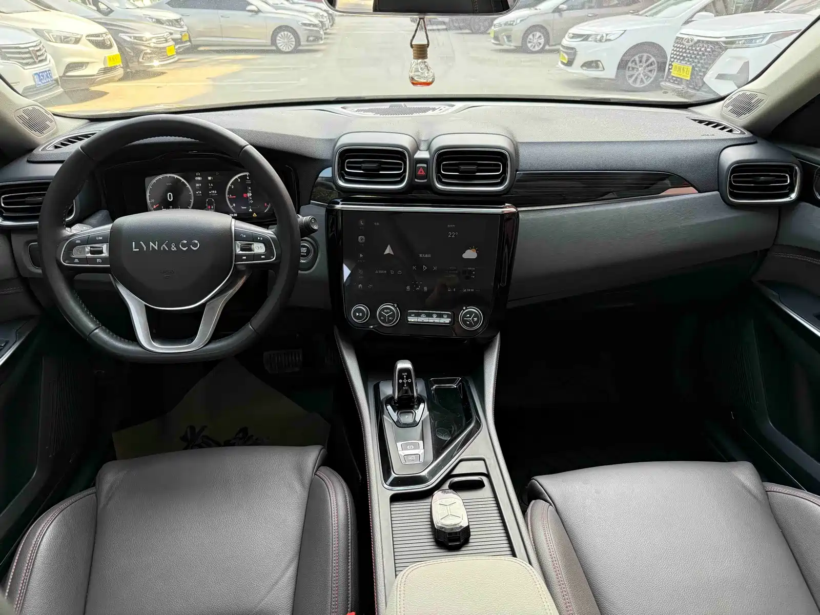 صورة 8 - Lynk & Co 02