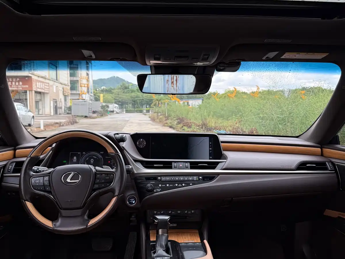 صورة 5 - Lexus ES