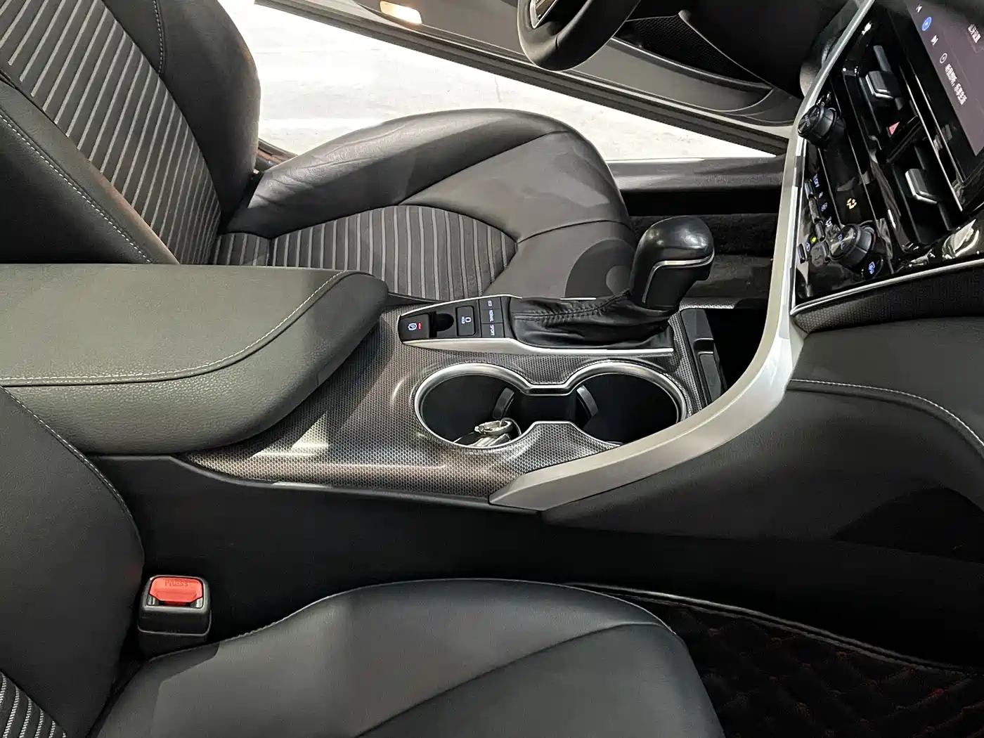 Toyota Camry 2022 2.0S Knight Edition фото 12