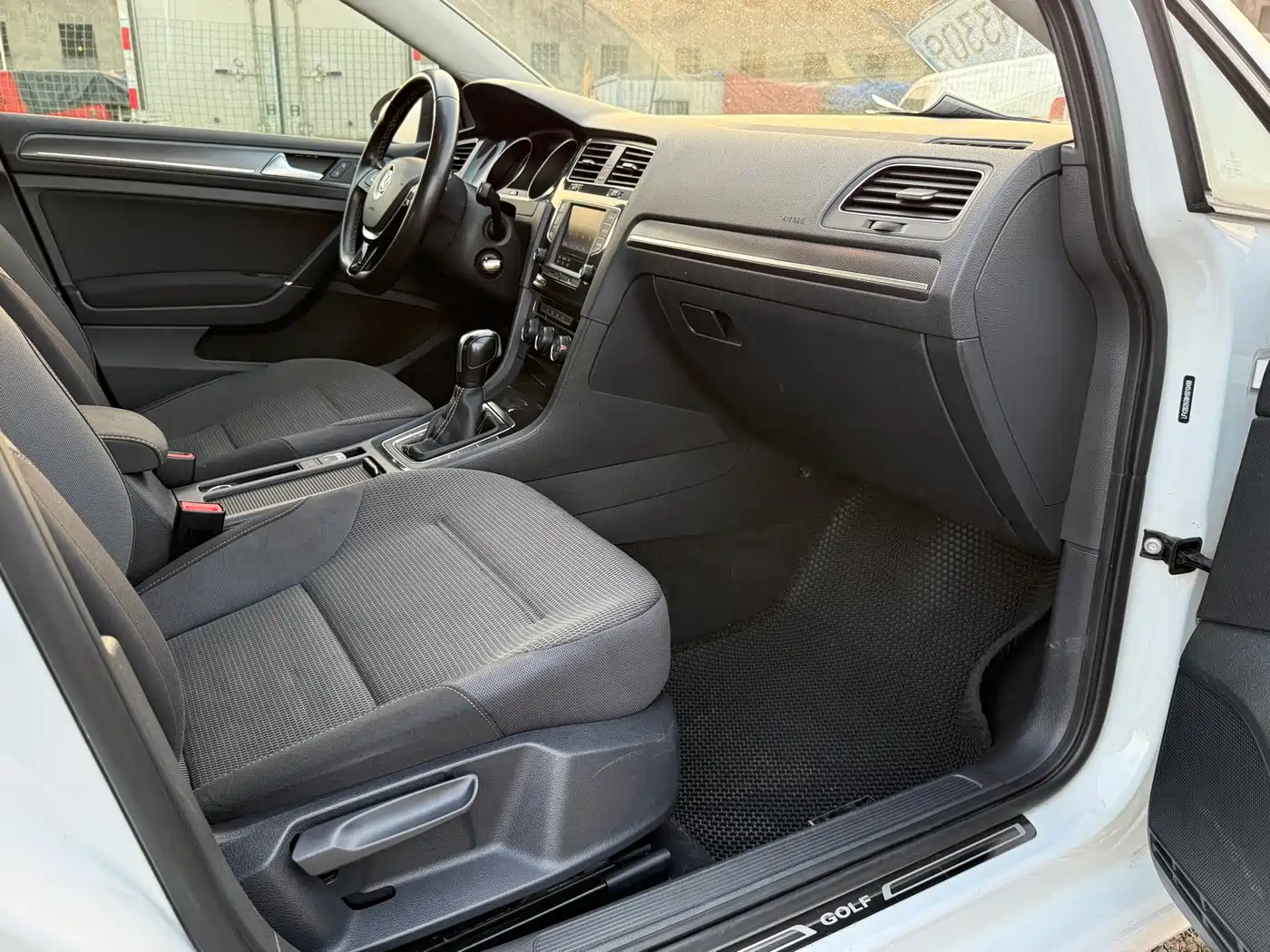 Volkswagen Golf 2017 230TSI Auto Comfort Millionth Anniversary Edition фото 7