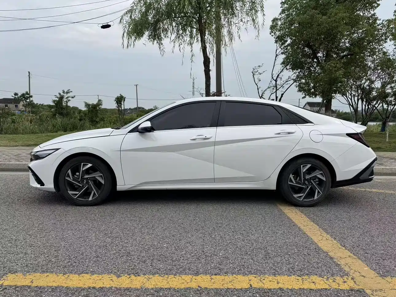 Hyundai Elantra 2023 1.5L CVT GLS Premium фото 7
