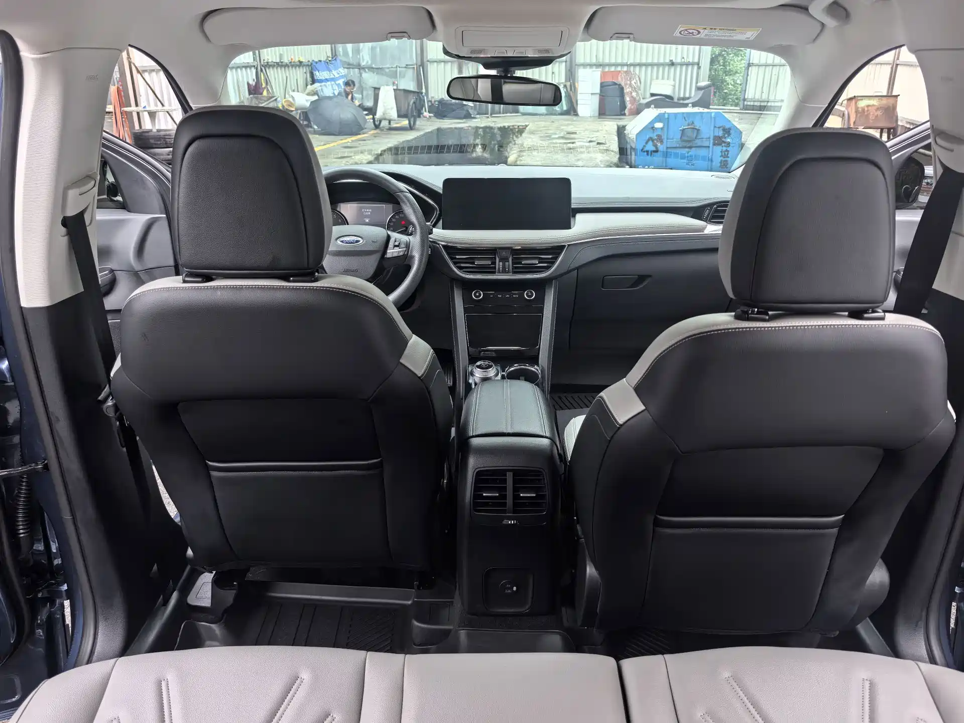 Photo 10 - Ford Escape