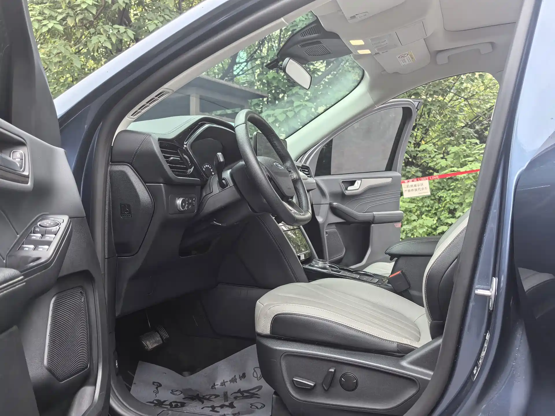 Photo 7 - Ford Escape