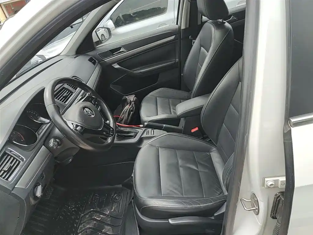 Volkswagen Lavida 2015 1.6L Automatic Comfort Edition фото 15