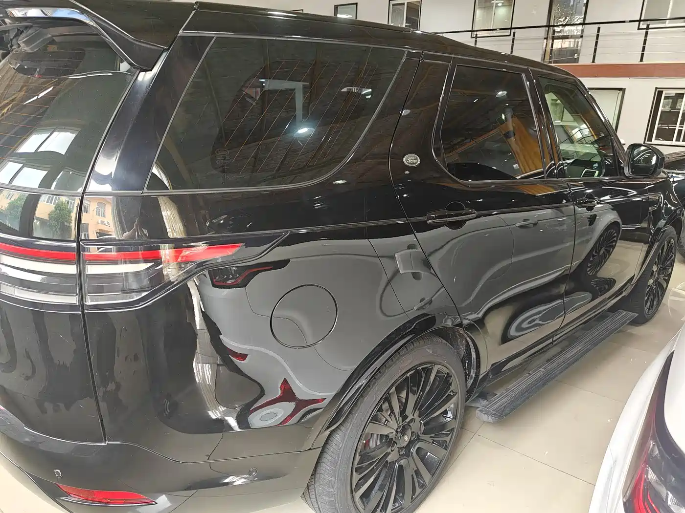 Land Rover Discovery 2017 3.0 SC V6 SE фото 6